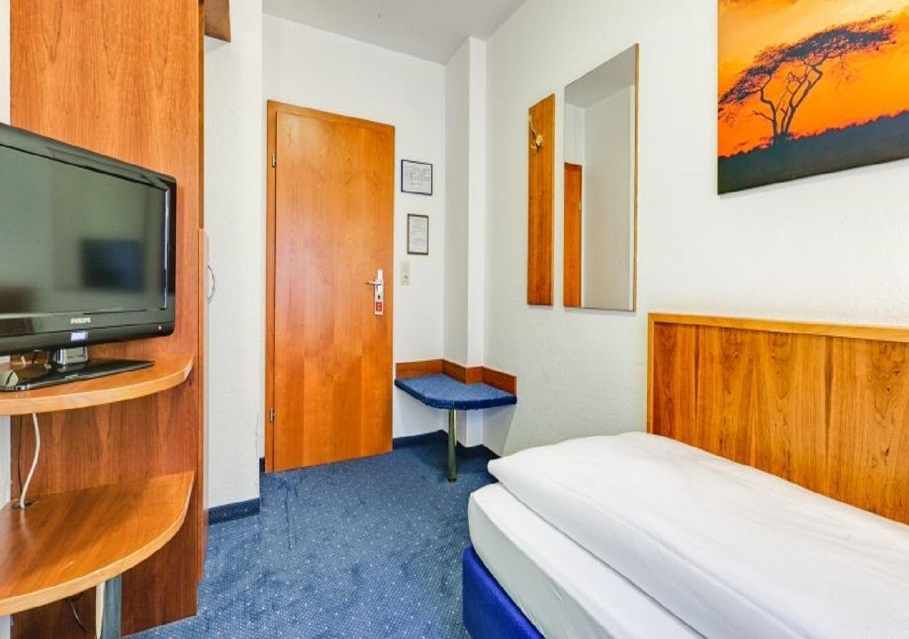 Hotel Am Friedensplatz Stuttgart Exterior photo