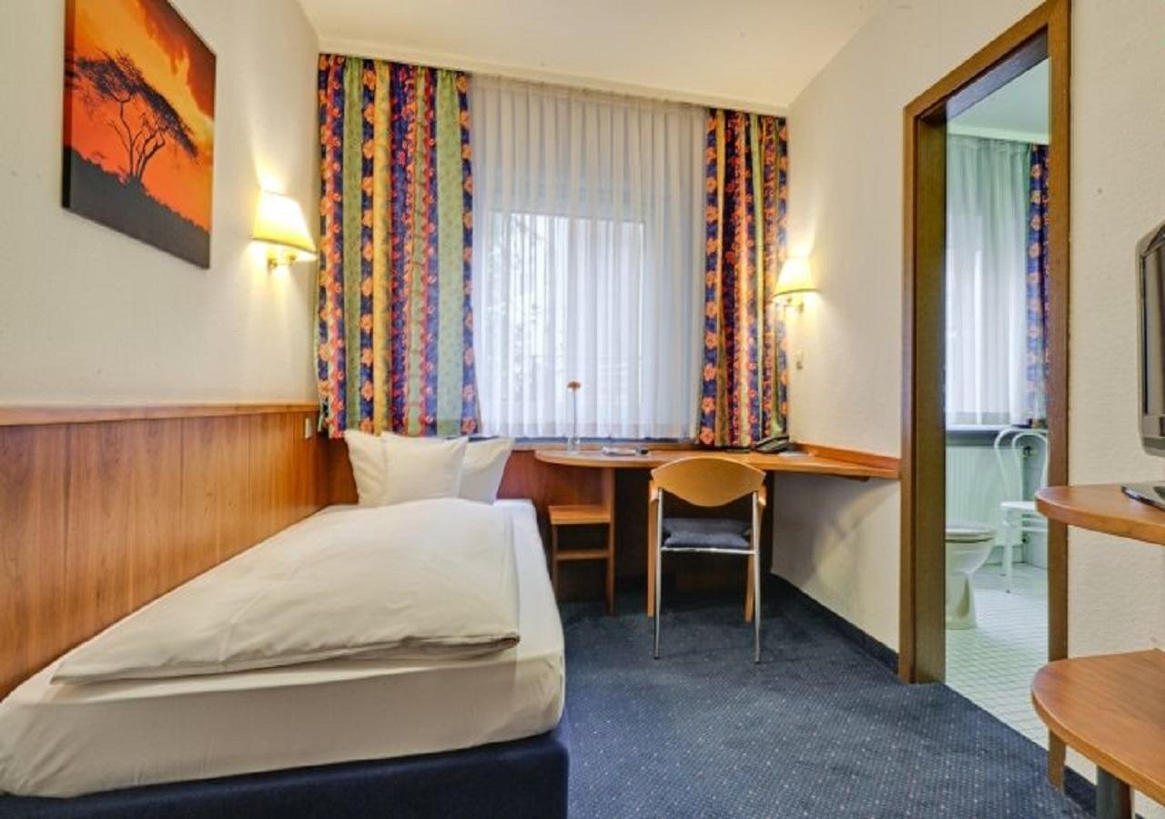 Hotel Am Friedensplatz Stuttgart Exterior photo